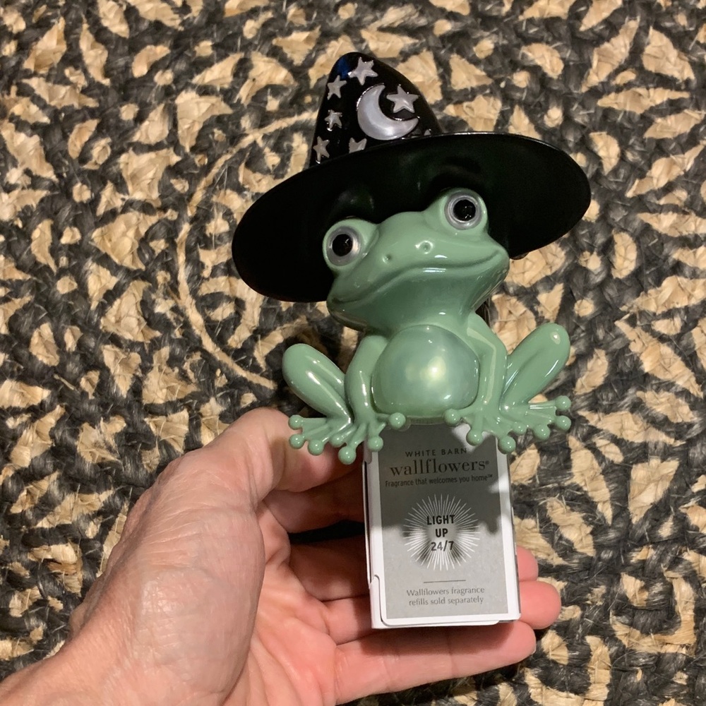 NWT Bath & Body Works Halloween 2025 Witchy Frog Wallflowers plug in - Picture 2 of 4